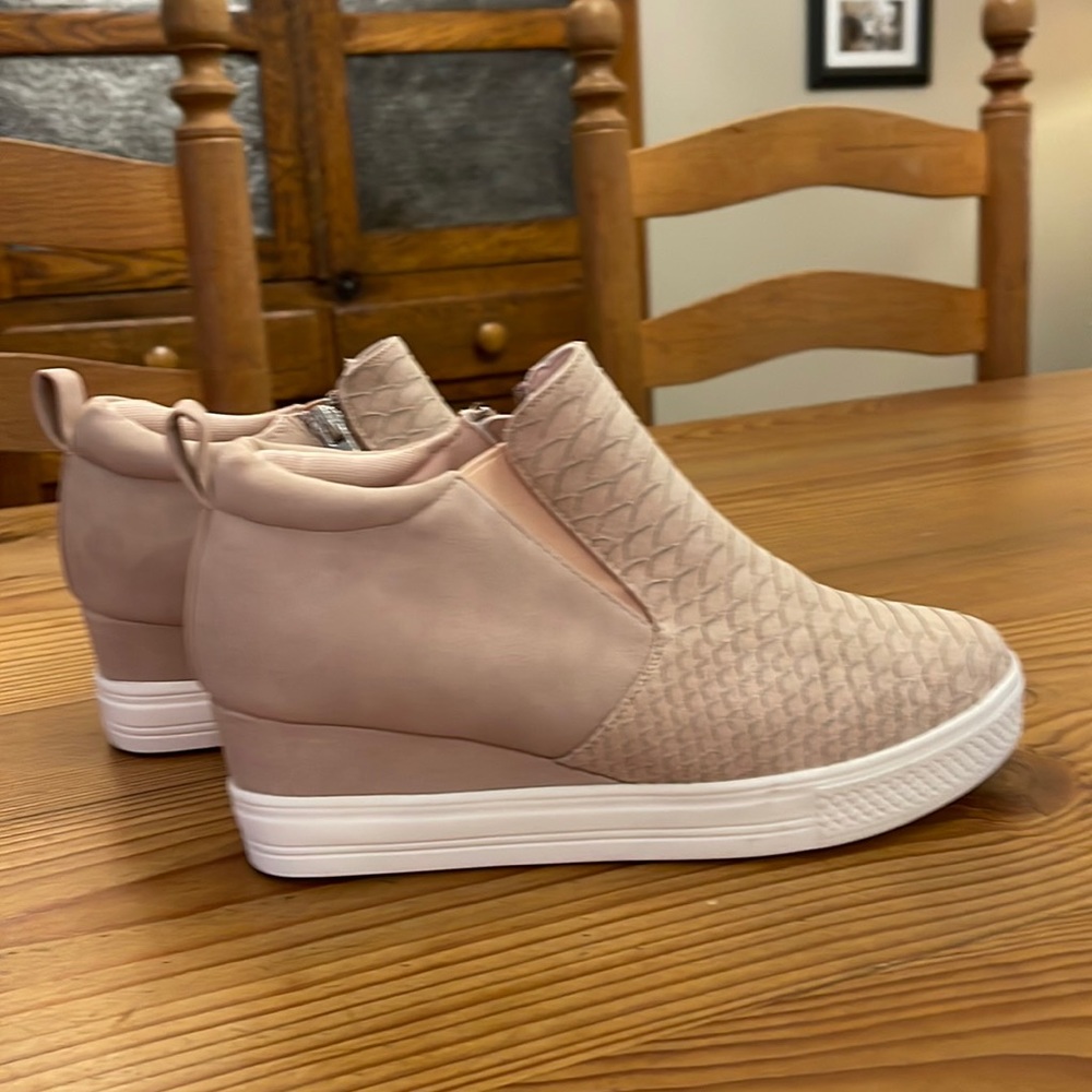 NWOT Ccocci Mauve Wedge Sneakers